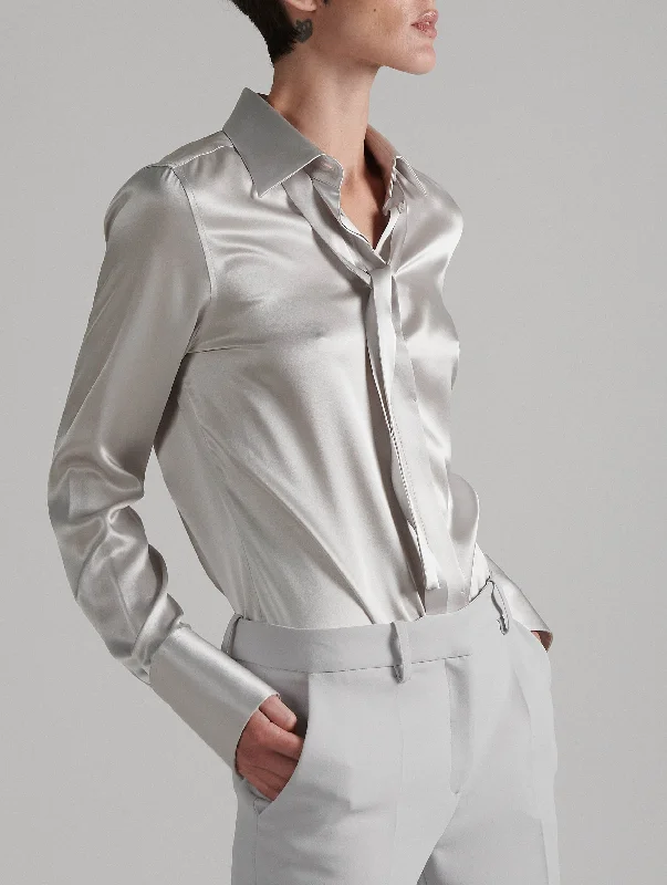 Chemise lavallière en satin de soie gris perle