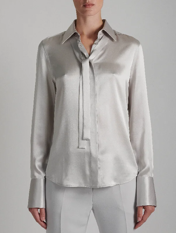 Chemise lavallière en satin de soie gris perle