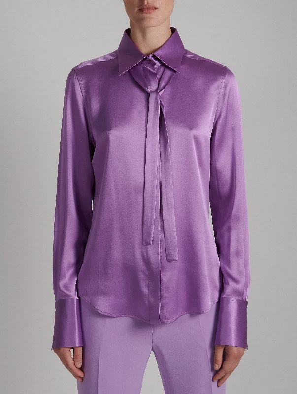 Chemise lavallière en satin de soie lilas